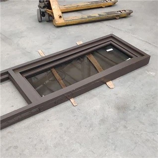 Mörkbruna aluminiumfönster